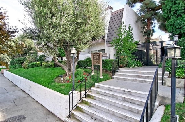 18320 Collins St in Los Angeles, CA - Building Photo - Building Photo