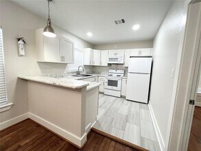 624 E Magnolia St in Angleton, TX - Building Photo - Building Photo