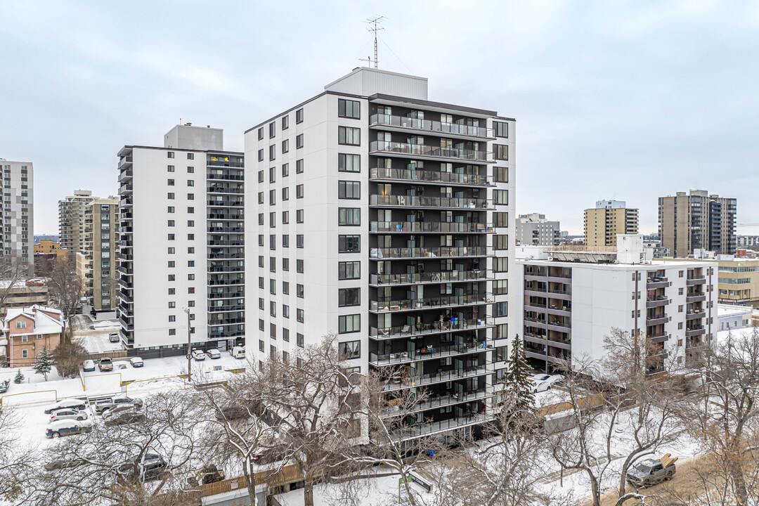 York Tower in Edmonton, AB - Building Photo