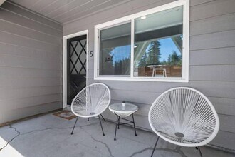 560 Edgemoor Rd in Big Bear Lake, CA - Building Photo - Building Photo