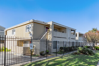 Cypress Park in Monterey, CA - Foto de edificio - Building Photo