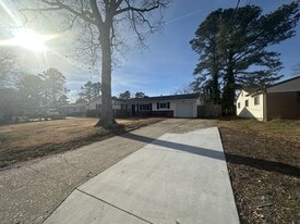 433 Lineberry Rd in Virginia Beach, VA - Building Photo