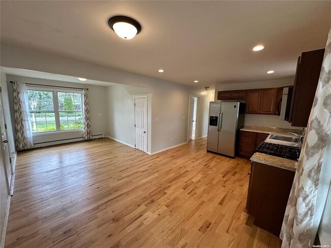 98 Cortelyou St in Islip, NY - Building Photo - Building Photo