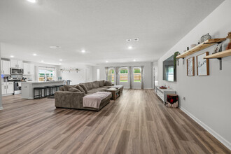 557 Mary Lou Way in Crestview, FL - Foto de edificio - Building Photo