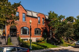 55 Hallowell Rue in Westmount, QC - Building Photo