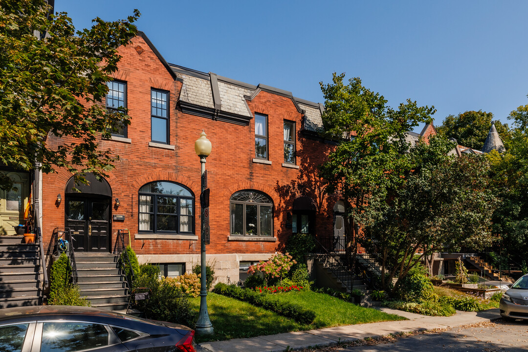55 Hallowell Rue in Westmount, QC - Building Photo