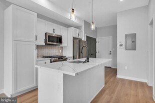 1625 W Thompson St in Philadelphia, PA - Building Photo