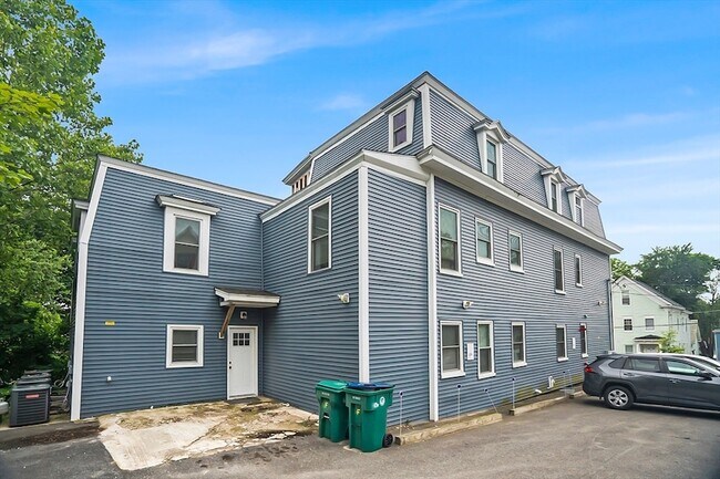 29-33-33 Highland Ave, Unit 4 in Fitchburg, MA - Building Photo - Building Photo
