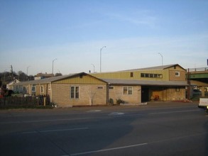 Crossroads Apartments in Bettendorf, IA - Building Photo - Building Photo