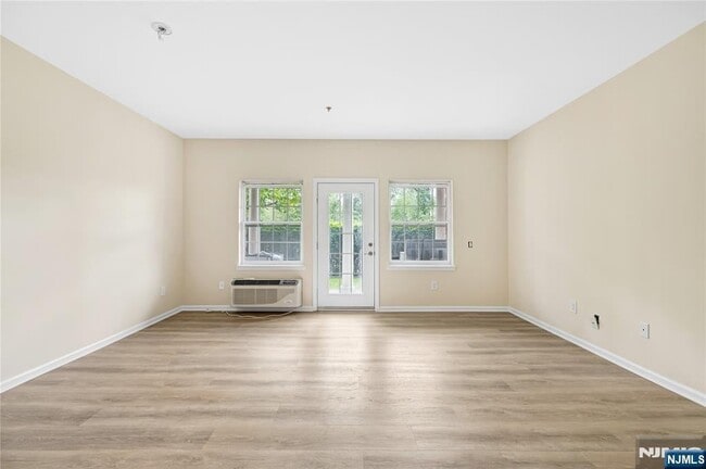 1109 Tenakill Park W in Cresskill, NJ - Building Photo - Building Photo