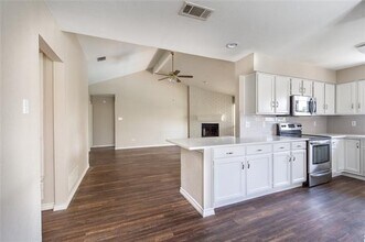 900 Ledgemont Dr in Plano, TX - Foto de edificio - Building Photo