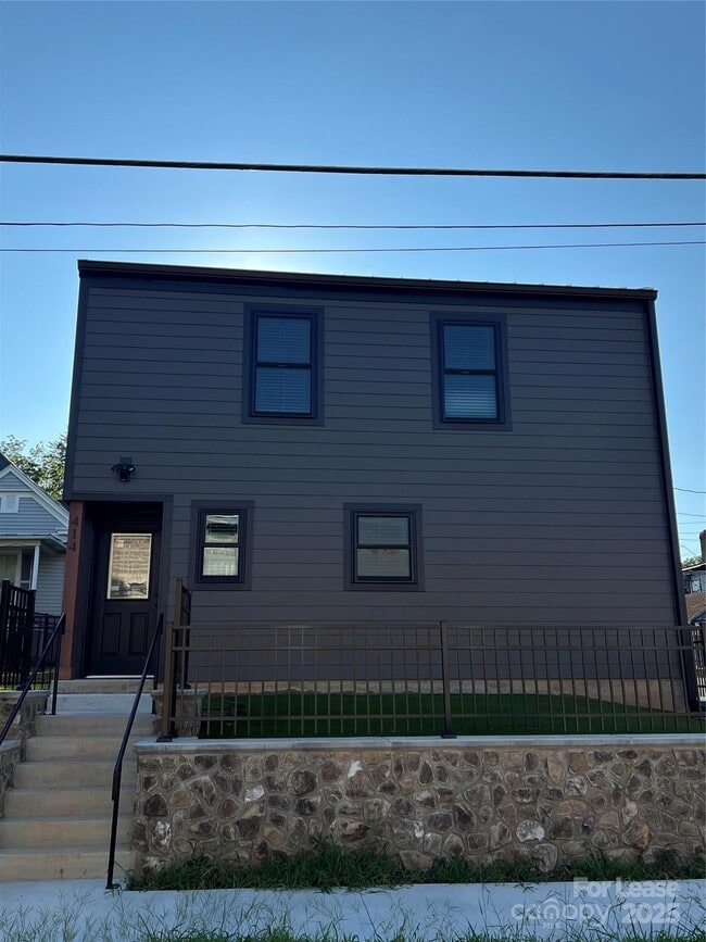 property at 414 N 4th St