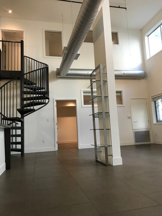 1700 Sawtelle Blvd, Unit Soho square in Los Angeles, CA - Building Photo
