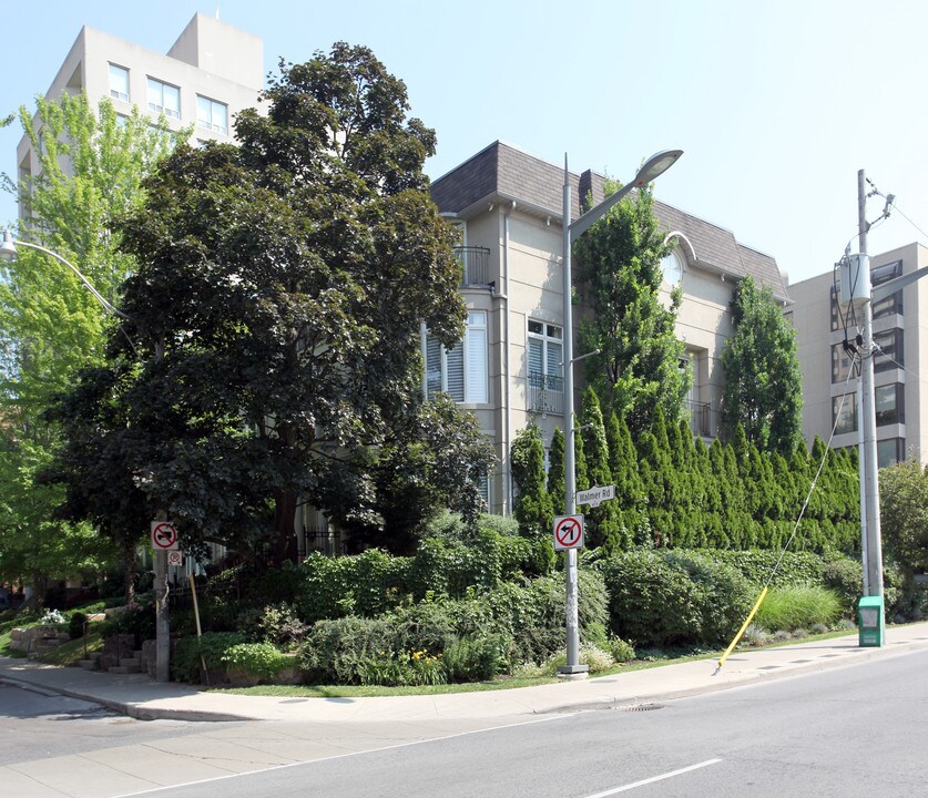 413-423 Walmer Rd in Toronto, ON - Building Photo