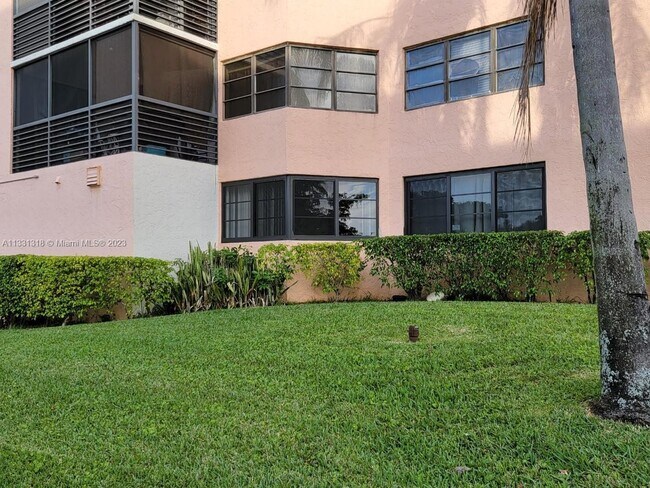 20840 San Simeon Way-Unit -107 in Miami, FL - Building Photo - Building Photo