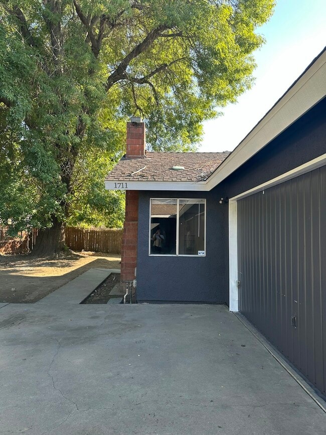 property at 1711 E Paradise Ave