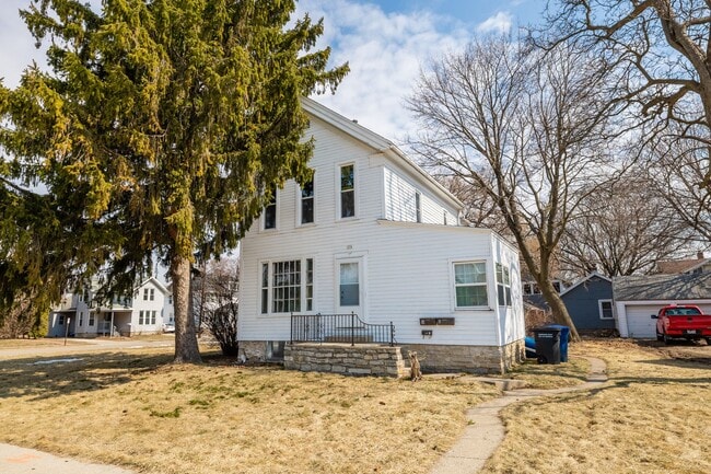 576 Jefferson St in Oshkosh, WI - Building Photo - Building Photo
