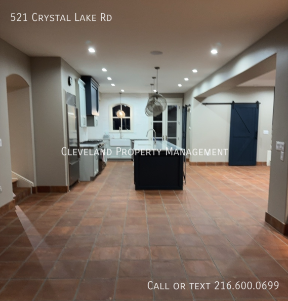 521 Crystal Lake Rd in Akron, OH - Building Photo - Building Photo