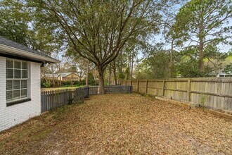 2187 Calle De Castelar in Navarre, FL - Foto de edificio - Building Photo
