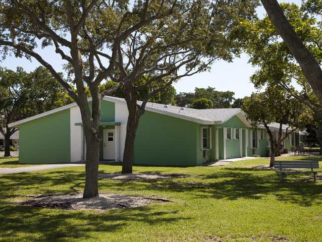 Pine Woods Villa Apartments in Cutler Bay, FL - Foto de edificio - Building Photo