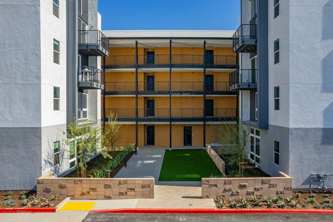 Azul Chula Vista in Chula Vista, CA - Foto de edificio - Building Photo