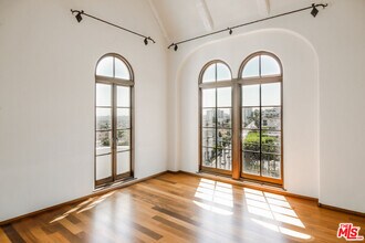 1302 N Sweetzer Ave in West Hollywood, CA - Building Photo - Building Photo