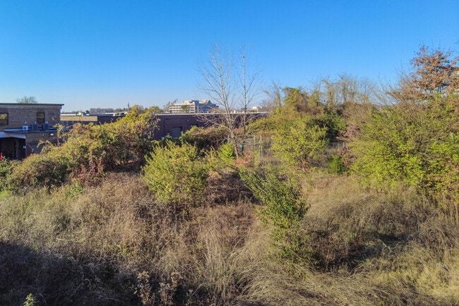 Elms Dunn Loring in Fairfax, VA - Foto de edificio - Building Photo