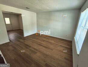 8155 Autumn Green Dr in Fairburn, GA - Building Photo - Building Photo