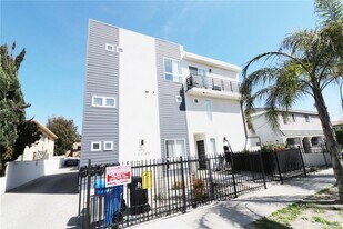 6926 Morella Ave in Los Angeles, CA - Building Photo
