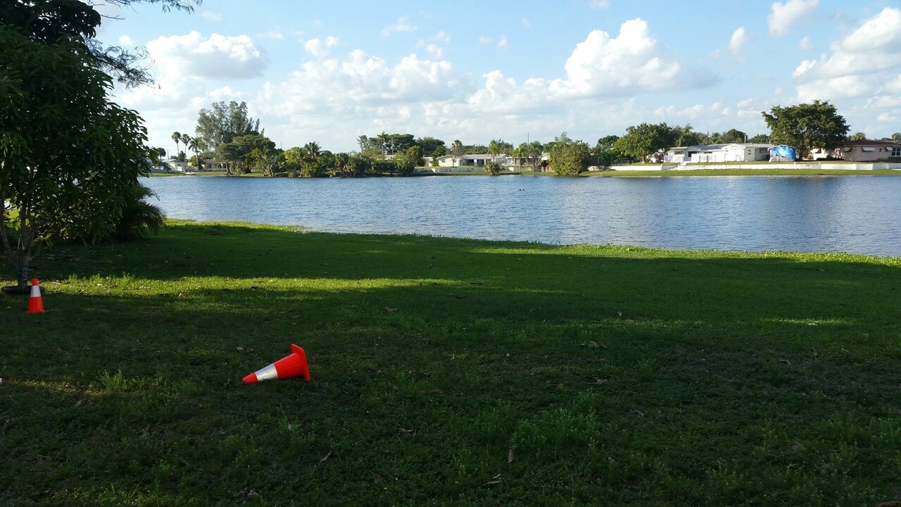 4 Units on The Lake in Margate, FL - Building Photo