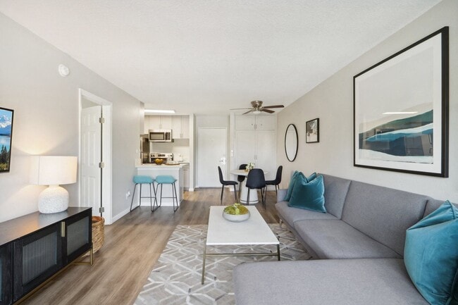 San Regis Apartments in Van Nuys, CA - Building Photo - Building Photo