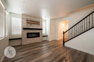 6193 E Brick Dr in Fresno, CA - Building Photo - Building Photo