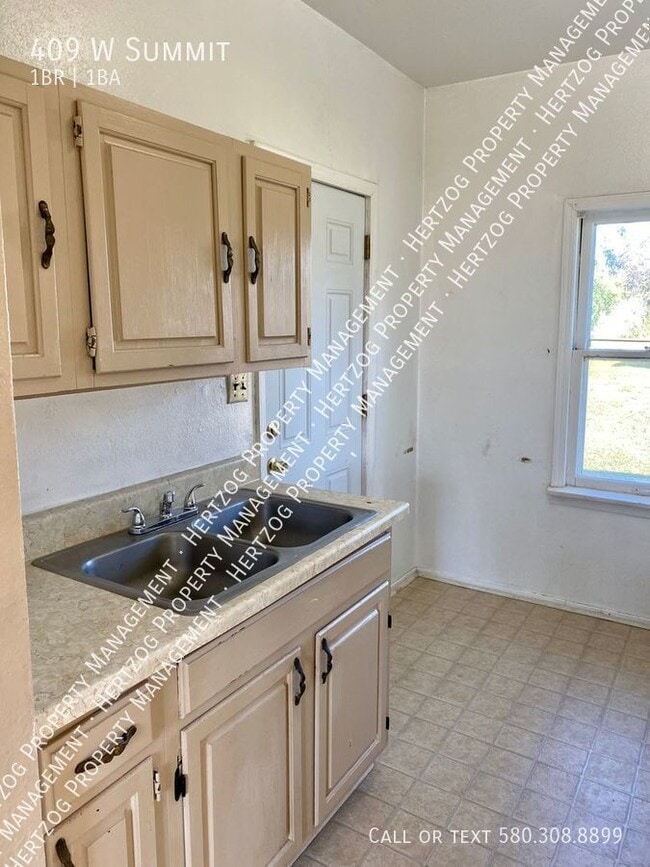 409 W Summit Ave in Ponca City, OK - Building Photo - Building Photo