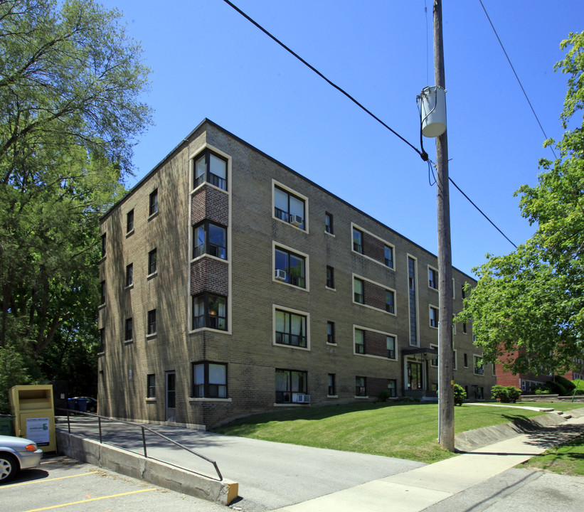 Hallmar Manor in Toronto, ON - Building Photo