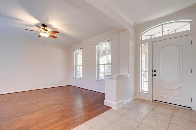 property at 34 N Longsford Cir