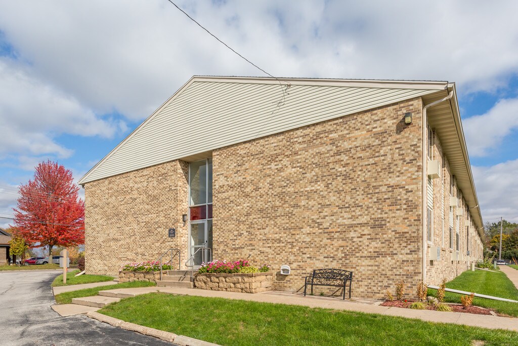 Wildwood Pool Apartments Cedar Rapids, IA Apartments