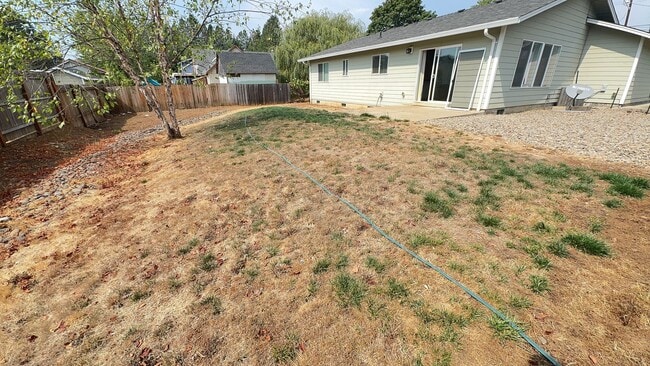 1047 W Ellendale Ave in Dallas, OR - Building Photo - Building Photo