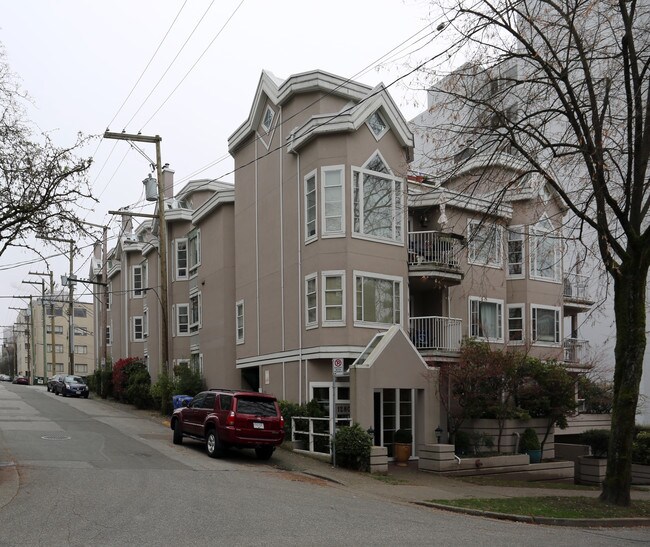 Linden House in Vancouver, BC - Building Photo - Building Photo