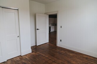 121 Michigan Ave W, Unit 121 D in Battle Creek, MI - Foto de edificio - Building Photo