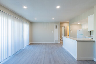 Magnolia Court Apartments in Sacramento, CA - Building Photo - Interior Photo