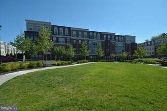 3989 Norton Pl, Unit 104 in Fairfax, VA - Foto de edificio - Building Photo