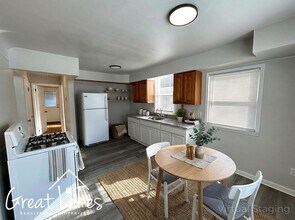 21034 Universal Ave in Eastpointe, MI - Foto de edificio - Building Photo