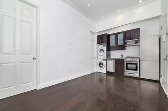 328 E 4th St, Unit 1A in New York, NY - Foto de edificio - Building Photo