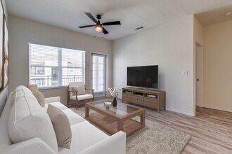Residence at Gateway Village in Denison, TX - Foto de edificio - Building Photo