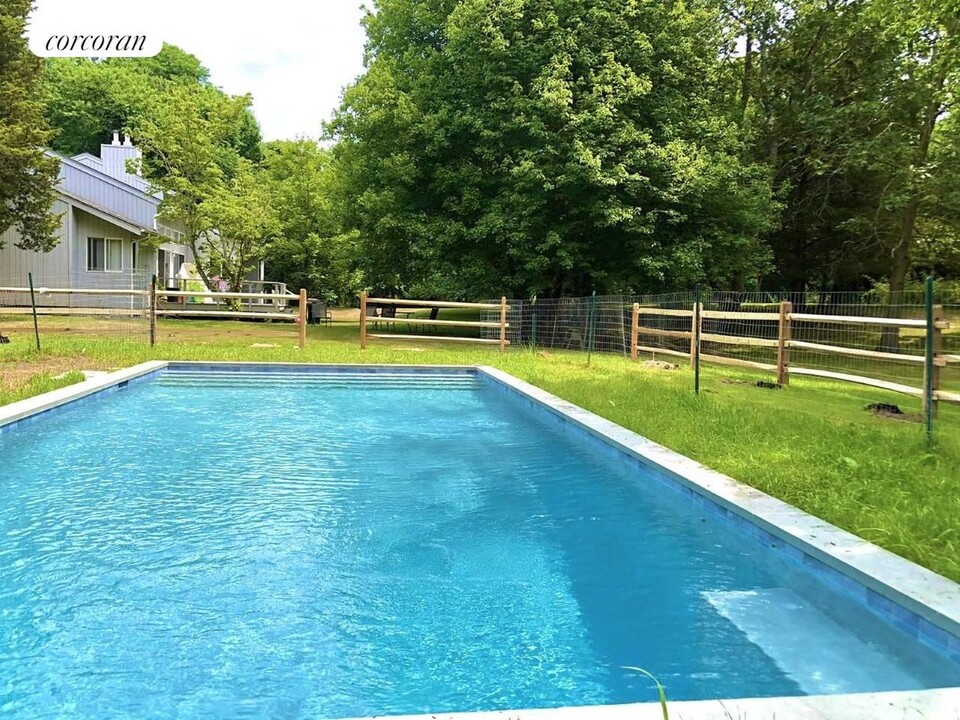 28 Cobbetts Ln in Shelter Island, NY - Building Photo