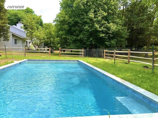 28 Cobbetts Ln in Shelter Island, NY - Building Photo - Building Photo