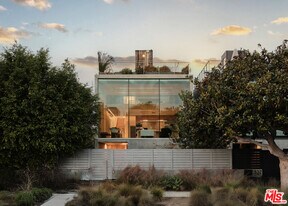 533 Grand Blvd in Los Angeles, CA - Building Photo