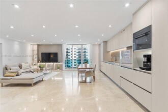 2301 Collins Ave, Unit # 1011 in Miami Beach, FL - Building Photo - Building Photo