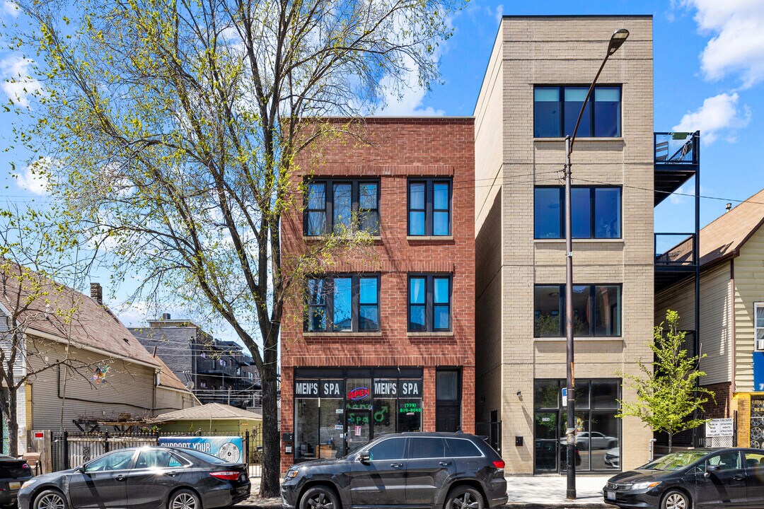 2242 N Western Ave in Chicago, IL - Building Photo