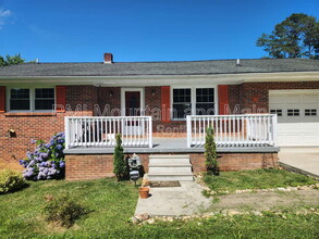 101 Anthony Dr in East Flat Rock, NC - Building Photo - Building Photo